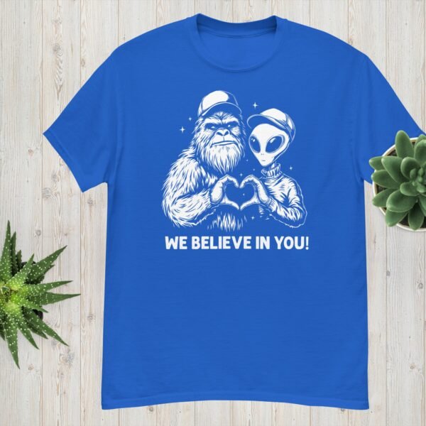 Bigfoot Alien T-Shirt -We Believe in You – Bigfoot & Alien Heart Hands